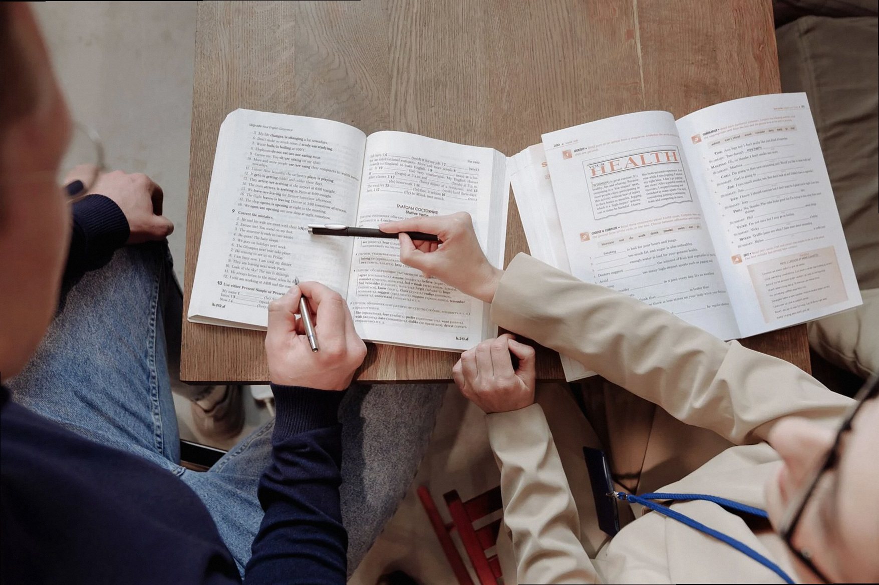 Estudiante trabajando en ejercicios de matemáticas en una mesa con cuaderno y lápiz
